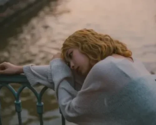 Os episódios depressivos leves e moderados envolvem tristeza persistente, perda de prazer e cansaço emocional.